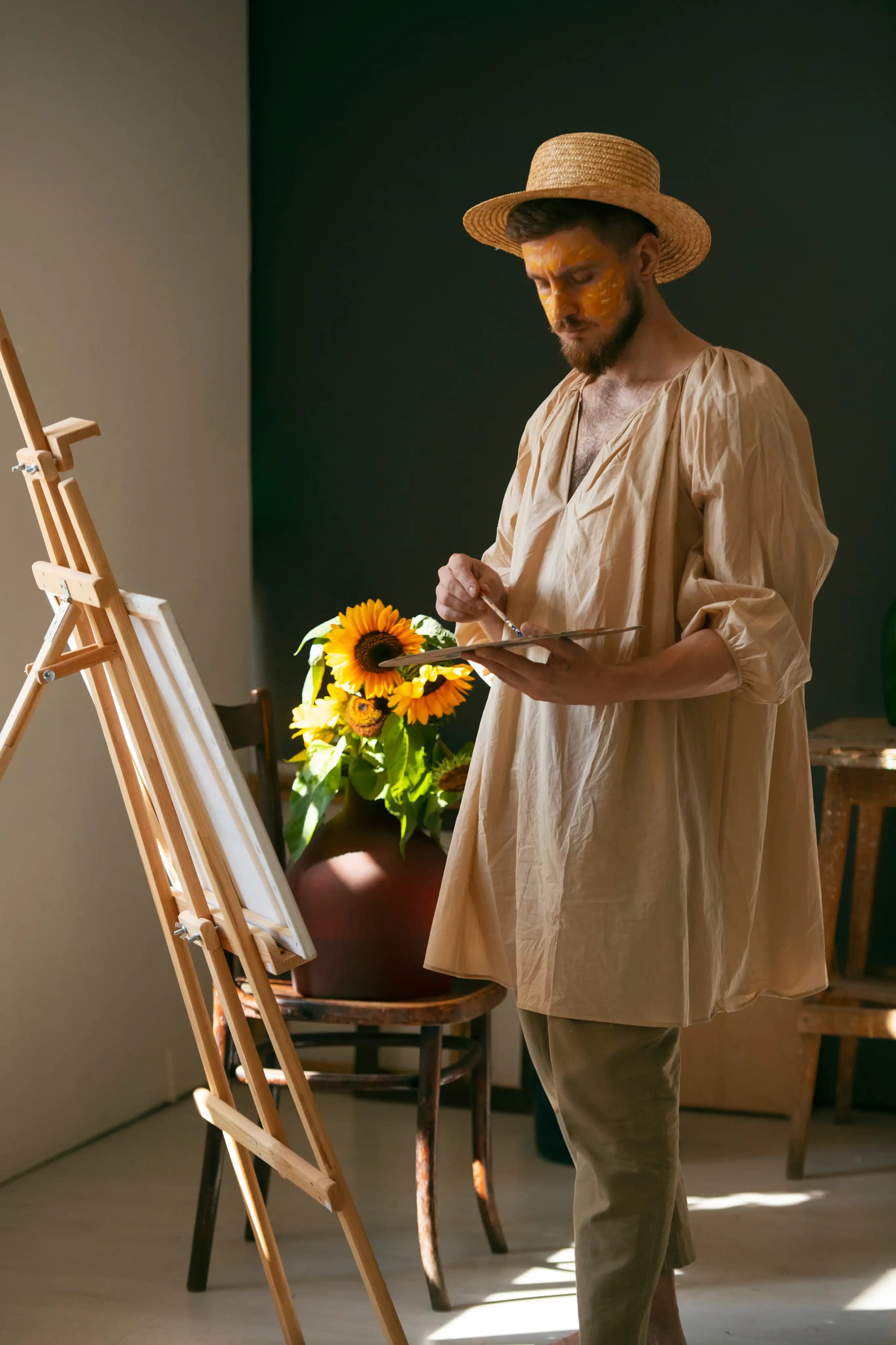 artista pintando um quadro