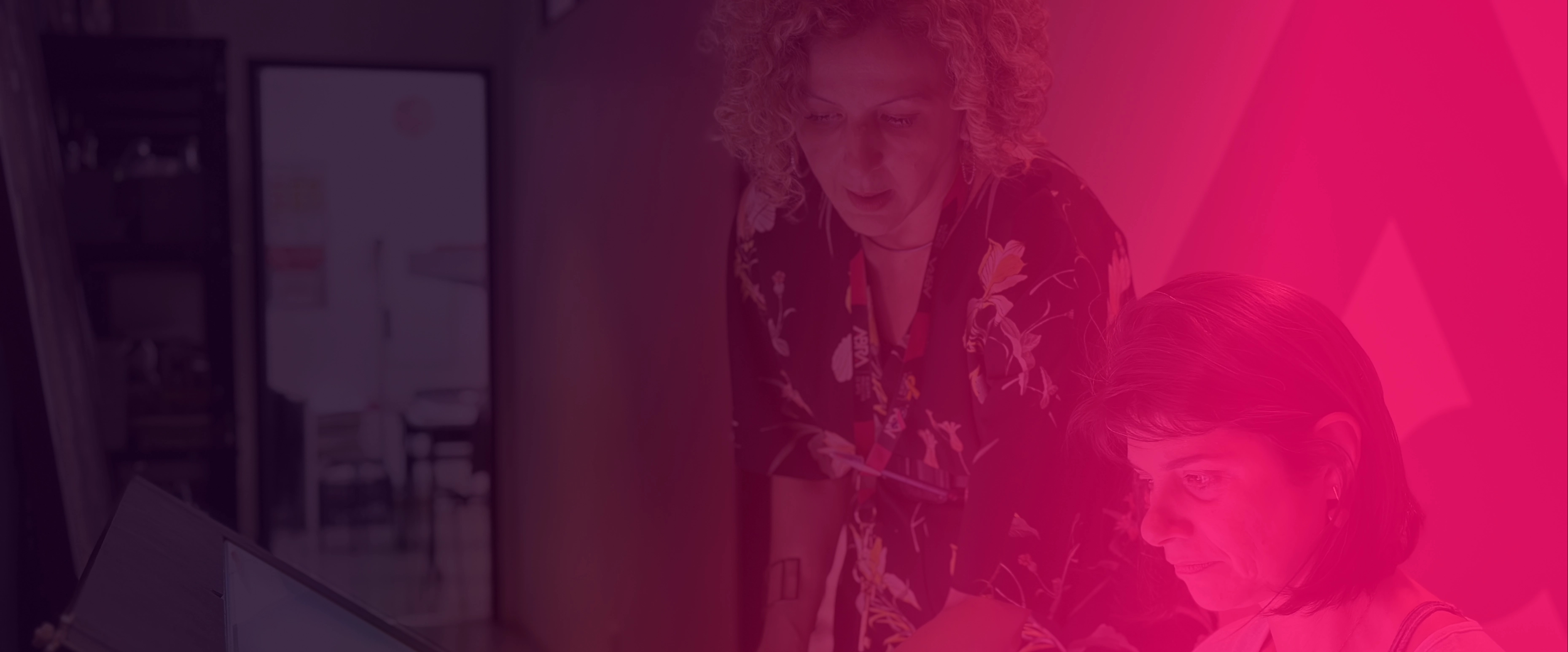 Banner com a frase 'A arte de ensinar arte' e uma imagem de fundo relacionada à arte